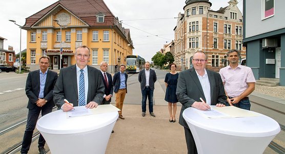  Vorne links: Matthias Wagener (HSB-Gesch&auml;ftsf&uuml;hrer), rechts: Thorsten Schwarz; dahinter (v.r.n.l.): Kai Buchmann (OB  Nordhausen), Verena Gro&szlig;e (Prokuristin VBN), Norman Just (Technischer Leiter HSB), Marcel Hardrath (Landkreis Nordhaussen), Olaf Salomon (Gesch&auml;ftsf&uuml;hrer Stadtwerke Nordhausen), Christian Klamt (Kaufm&auml;nnischer Leiter HSB) (Foto: HSB)