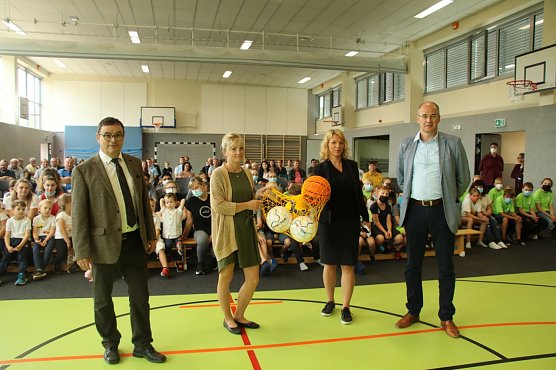 Eine symbolische Kleinigkeit gab es zur Er&ouml;ffnung auch noch, die &uuml;bliche Ausstattung mit sportlichem Ger&auml;t wurde g&auml;nzlich neu beschafft (Foto: agl)