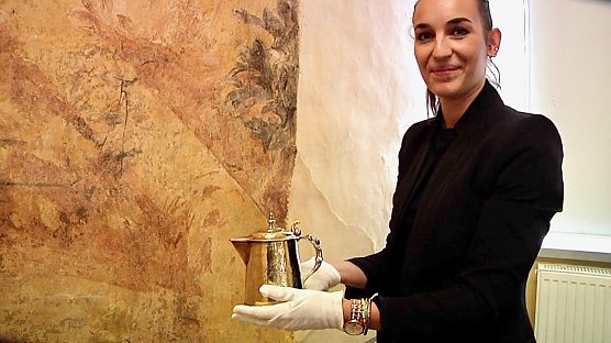 Museumsleiterin Sophie Kamprad brachte gestern das Highlight der Ausstellung an seinen neuen Platz (Foto: agl)