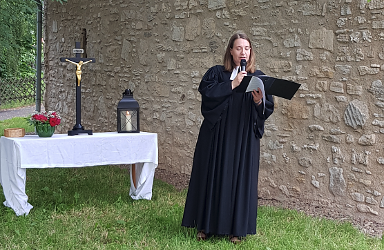 Gestern Abend wurde nach rund 200 Jahren wieder die 1. Andacht an der Wegekapelle Elende gefeiert. Aus der ganzen Umgebung kamen Menschen dazu zusammen - Reisende, ganz in der Tradition der mittelalterlichen Wegekapelle. (Foto: Evangelischer Kirchenkreis S&uuml;dharz)