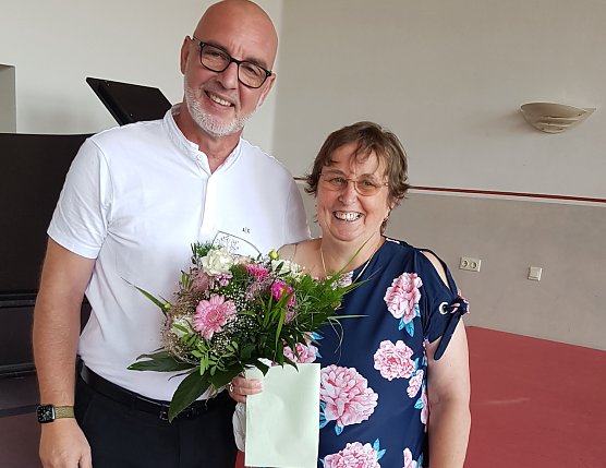 Nach 41 Dienstjahren freut sie sich auf eine ruhige Zeit ohne Dienstversammlungen und Taschenrechner - Martina Gerhardt, hier mit Schulleiter Andreas Trump. (Foto: H.Roeder)