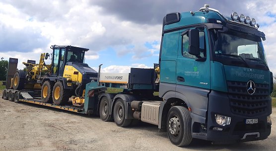 Spezialmaschine kommt zum Einsatz (Foto: ThüringenForst) Spezialmaschine kommt zum Einsatz (Foto: ThüringenForst)