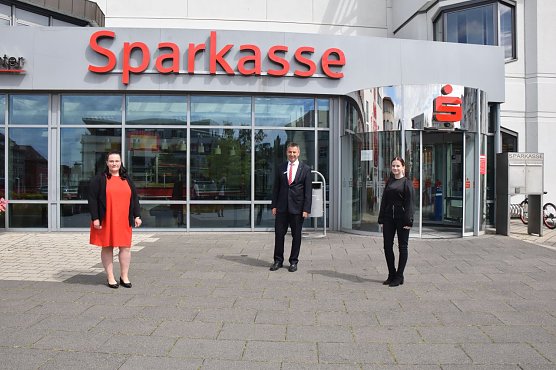 Auszubildende Pauline Proksch, Vorstandsvorsitzender Wolfgang Asche und Auszubildende Letizia Lubitz (vlnr) sowie Auszubildender Konstantin Warnecke (nicht auf dem Foto) (Foto: Kreissparkasse Nordhausen)