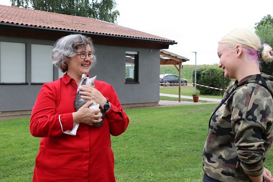  Foto 2: Ministerin Heike Werner im Gespr&auml;ch mit der 1. Auszubildenden des Tierheims Aleesha W&ouml;lflick (Foto: Stadtverwaltung Nordhausen)