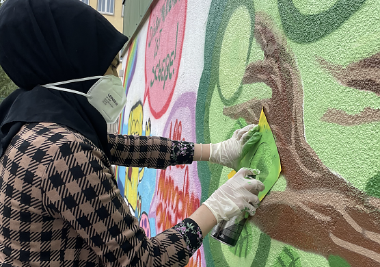 Ferienangebot mit Spraydose - an der Petersbergschule befasste man sich in der zweiten Ferienwoche mit einem Grafitti-Workshop (Foto: Annika Lauer)