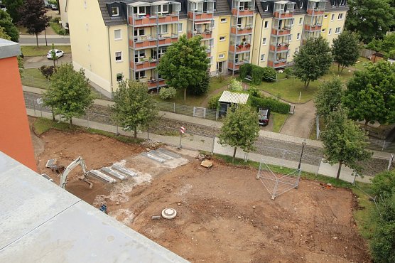 Von der Baugrube vor dem Geb&auml;ude ist bereits nichts mehr zu sehen (Foto: agl)