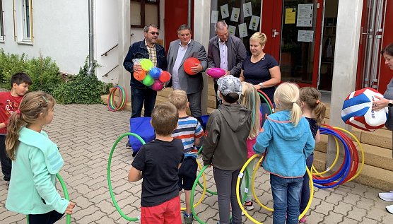 &Uuml;bergabe der B&auml;lle und Reifen durch Jens Niederges&auml;ss und Andreas Meyer (hinten, 2. und 3. v.l.) (Foto: Kerstin Herzog)