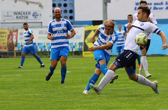 Robert Knopp zieht nach 21 Minuten zur fr&uuml;hen F&uuml;hrung ab. Leider hatte sie keinen Bestand (Foto: B.Peter)