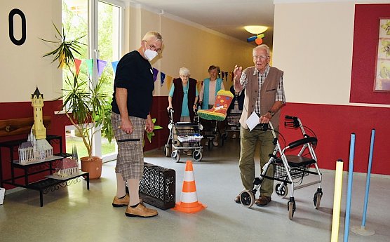 Der KSB zu Besuch im Pflegeheim (Foto: DRK) Der KSB zu Besuch im Pflegeheim (Foto: DRK)