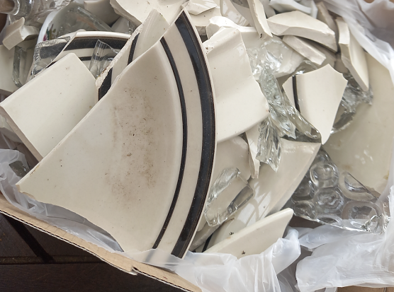 Vom Wegesrand aufgesammelte Scherben (Foto: privat)