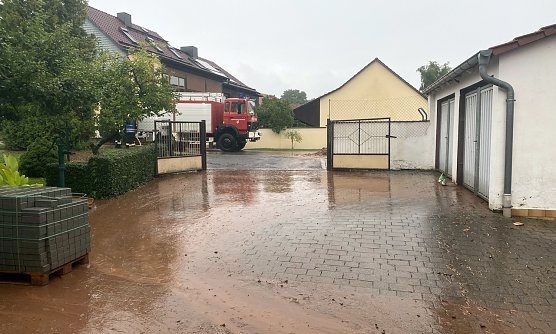 Eine Schlammlawine rollte ins Dorf, Feuerwehren waren im Einsatz (Foto: Doreen Spie&szlig;)