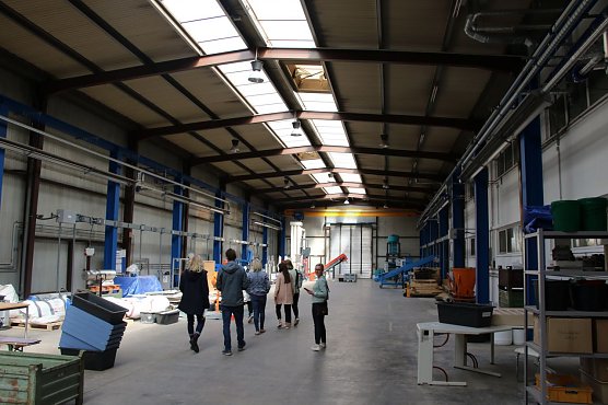 Die Hallen in der Helmestra&szlig;e f&uuml;llen sich langsam mit Technik und Versuchsaufbauten (Foto: agl)