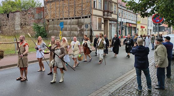 Germanen und Klosterbr&uuml;der auf dem Weg durch Ellrich (Foto: privat)