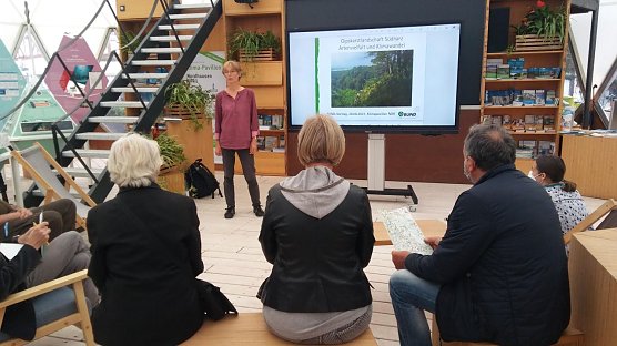 Referentin Ursula Sch&auml;fer sprach im Klima-Pavillon &uuml;ber den Gipskarst (Foto: BUND)
