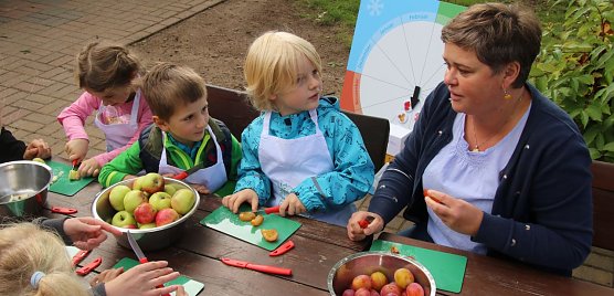 Selbst gemacht schmeckt es gleib besser - am Kindergarten Ida's Wald- und Wiesenkinder hat man sich in den letzten Monaten schlau gemach was gesund und lecker ist (Foto: agl)