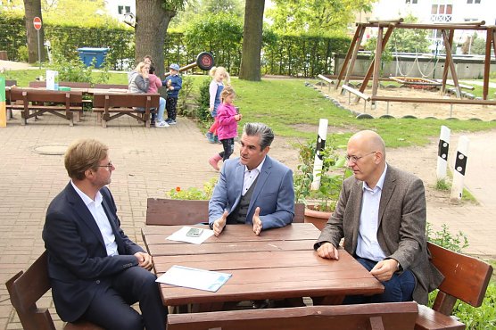 v.l.: Verbraucherminister Dirk Adams, Prof. Stefan Lorkowski und Guido Dressel von der Techniker Krankenkasse (Foto: agl)