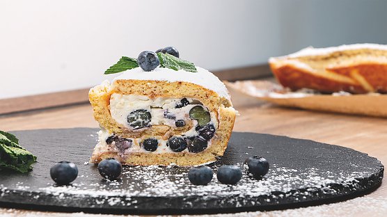 Fruchtig-frisch und herrlich saftig vereinen sich Kartoffeln und Heidelbeeren in einer sommerlichen Biskuitrolle. (Foto: KMG)