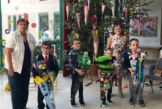 Schuleinführung unterm Zuckertütenbaum (Foto: G. Garthof) Schuleinführung unterm Zuckertütenbaum (Foto: G. Garthof)