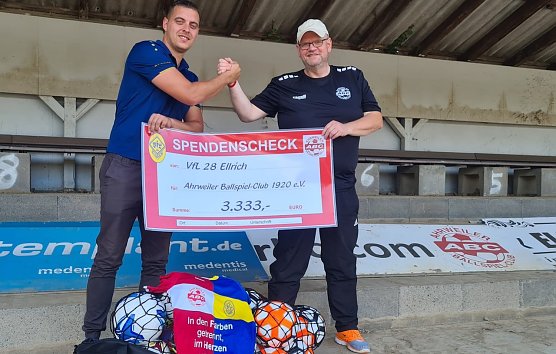 Scheck&uuml;bergabe bei den Freunden in Ahrweiler (Foto: M:Pezely)