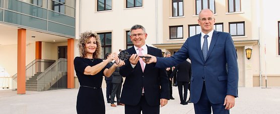 Symbolische Schl&uuml;ssel&uuml;bergabe am Humboldt-Gymnasium, v.l.: Landtagspr&auml;sidentin Birgit Keller, Schulleiter Volker Vogt und Landrat Matthias Jendricke (Foto: agl)