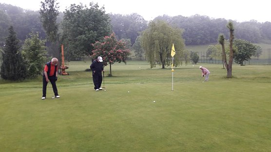 Endlich wieder einlochen - in Neustadt kann wieder Golf gespielt werden (Foto: Golfpark Neustadt)