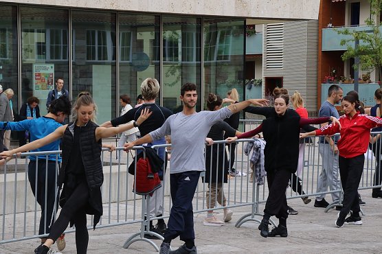 Balletttraining vor der Bibliothek - auch das gab es heute zu sehen (Foto: agl)