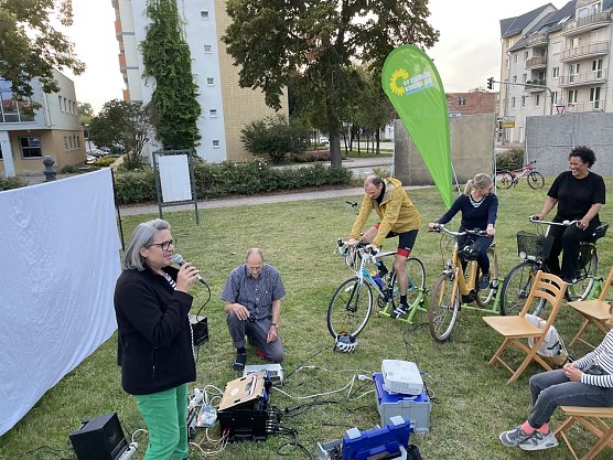 Fahrradkino auf dem August-Bebel-Platz mit Bundestagskandidatin Heike M&ouml;ller (links) (Foto: Kreisverband B&uuml;ndnis '90/Die Gr&uuml;nen Nordhausen)