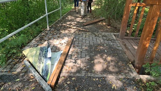 Ungerissene Info-Tafel an der Salza (Foto: nnz)