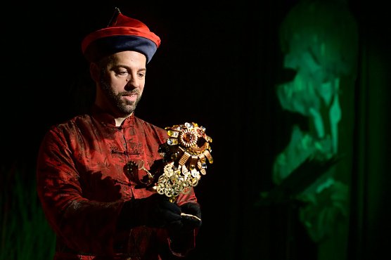 Jörg Neubauer in "Die Chinesische Nachtigall" (Foto: Theater Nordhausen) Jörg Neubauer in "Die Chinesische Nachtigall" (Foto: Theater Nordhausen)