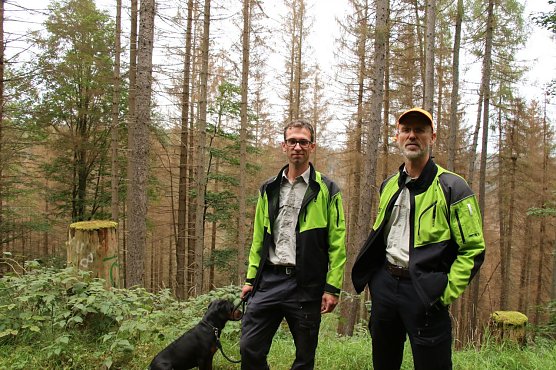 v.l.: Revierf&ouml;rster Stefan Gro&szlig;er und Forstamtsleiter Gerd Thomsen (Foto: agl)