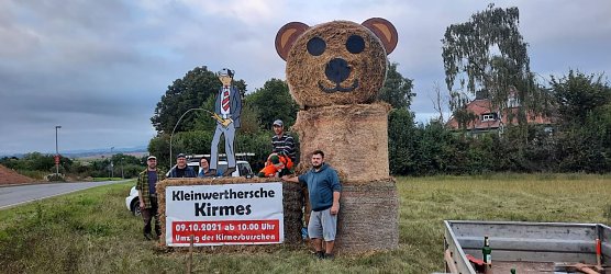 Die Kirmesburschen aus Kleinwerther haben ihr Maskottchen schon aufgestellt (Foto: Kirmesburschen Werther)
