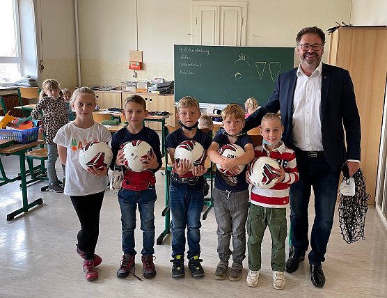 Neue Fußbälle für Nohra (Foto: A.Meyer) Neue Fußbälle für Nohra (Foto: A.Meyer)