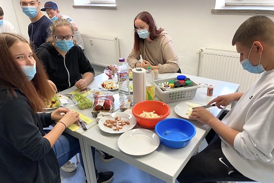 In der Schulküche (Foto: IWK) In der Schulküche (Foto: IWK)
