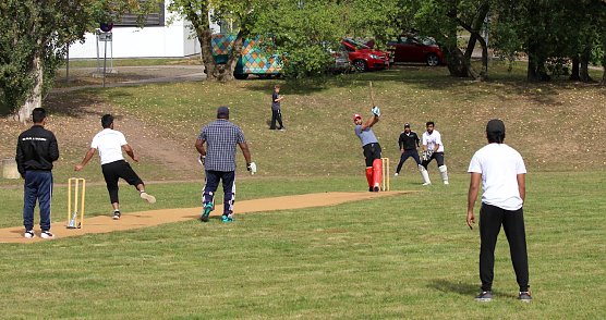Krimder&ouml;der und Niederkrossener Spieler auf der Pitch im Campus (Foto: oas)