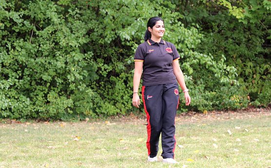 Sharu Sadarangani vermittelt den Cricketsport auf ganz praktische Weise (Foto: oas)