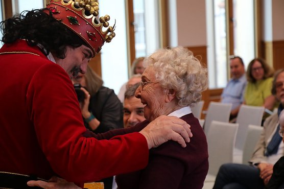 Zu Ehren der Ehrenb&uuml;rgerin &uuml;bten sich der Roland und seine Konfiefchen im singen (Foto: agl)