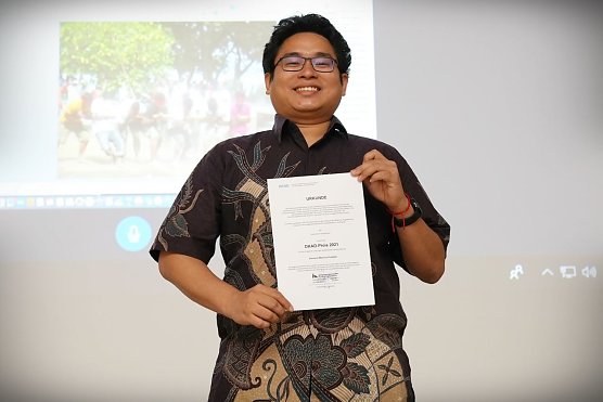 Giovanni Pradipta freut sich &uuml;ber die Auszeichnung mit dem DAAD-Preis f&uuml;r herausragende akademische Leistungen (Foto: Tina Bergknapp)