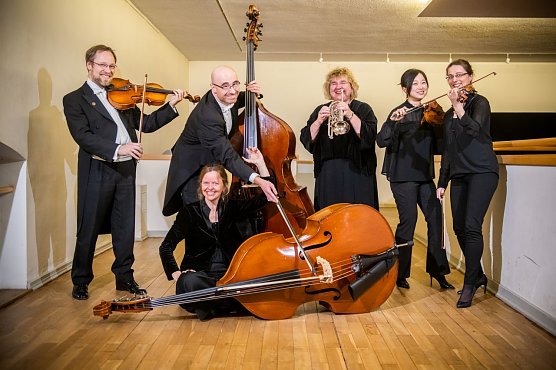  Violine: Aleksandra Zubova, Sylvia Weber Viola: Tobias Hauer Violoncello: Lidewij Faber Kontrabass: Martina Zimmermann Trompete: Britta Corell-Zerres Klavier: Ronald Uhlig (Foto: Marco Kneise)