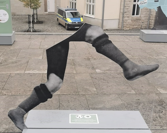 Besch&auml;digtes Exponat vor der Bibliothek (Foto: Landespolizeiinspektion Nordhausen)