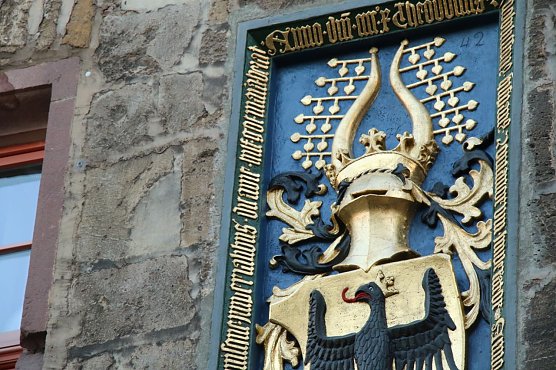 Goldener Theo: der "Theodosius-Stein" am Rathaus konnte im vergangenen Jahr restauriert werden (Foto: agl)