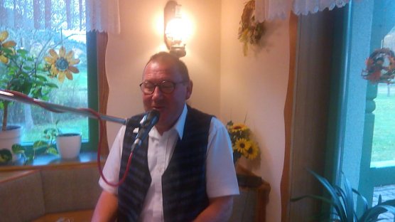 J&uuml;rgen Vockerodt lie&szlig; mit Charme und Witzen das Lokal vor lachen erbeben. (Foto: Kurt Frank)