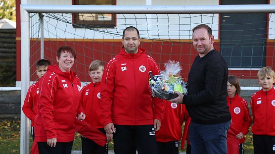 Neue Trainingsanz&uuml;ge f&uuml;r Salzas E2 (Foto: privat)