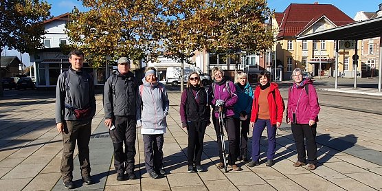 Acht der insgesamt zehn Teilnehmer des 39. S&uuml;dharz-Hunderters vor dem Nordh&auml;user Bahnhof wenige Sekunden vor dem Start zur Nonstop-Wanderung nach Halle (Foto: B.Schwarzberg)