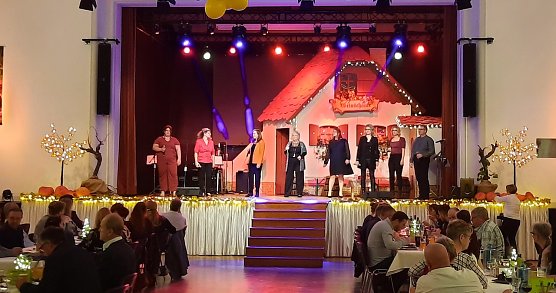 Das Ensemble 72 auf der B&uuml;hne in Bleicherode (Foto: Manthey Events )