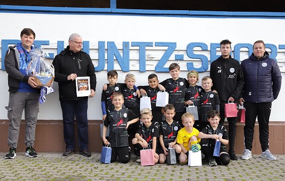 v.l.n.r.: Nils Porombka, Michael Manthey , Johannes K&ouml;nitzer, Andy Seidel. Dazwischen die Spieler der F-Jugend  (Foto: M.Liedke)