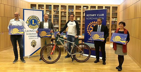 Rotarier und Lions pr&auml;sentieren ihren Kalender. In der Mitte Oliver Zintl mit dem Hauptgewinn (Foto: oas)