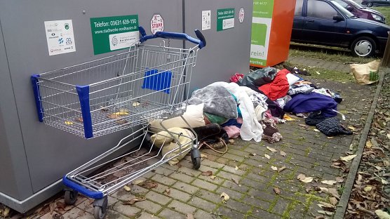 Alle Bem&uuml;hungen, den Bereich um die Container in der Yorckstra&szlig;e f&uuml;r l&auml;ngere Zeit sauber zu halten, blieben bislang erfolglos. (Foto: Anton Adlerauge)