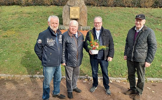 Blumen wurden am Denkmal des Rennfahrers Paul Greifzu abgelegt (Foto: H.Rein)