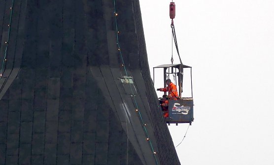 Die Lichterkette am Petersturm wird angebracht (Foto: P.Blei) Die Lichterkette am Petersturm wird angebracht (Foto: P.Blei)