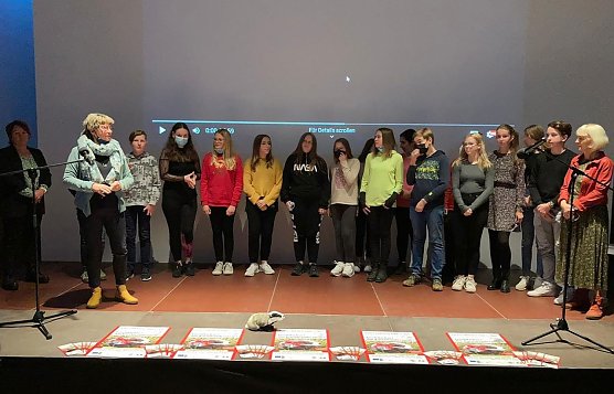 F&uuml;r ihre Idee zu den "Frechdachsen" am Karstwanderweg wurden die Sch&uuml;lerinnen und Sch&uuml;ler der Lessing-Schule jetzt ausgezeichnet (Foto: Pressestelle Landratsamt Nordhausen)